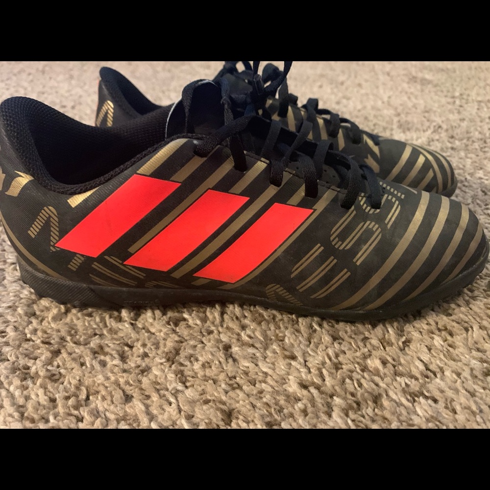 Boys Adidas Nemeziz Messi cleats - Size 6